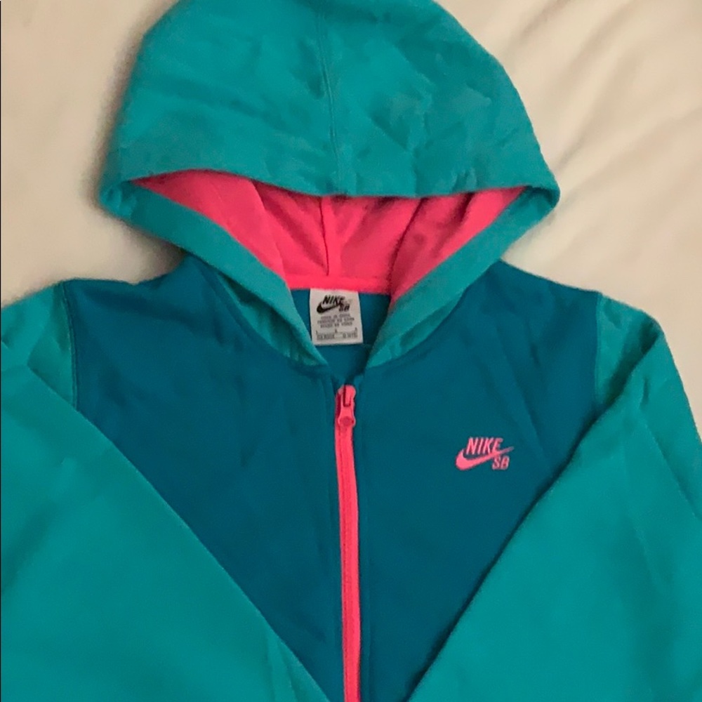 🆕‼️Girl’s Nike Sweater!!